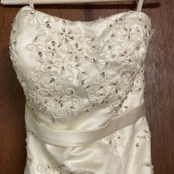 Wedding dress - Picture 2 of 11